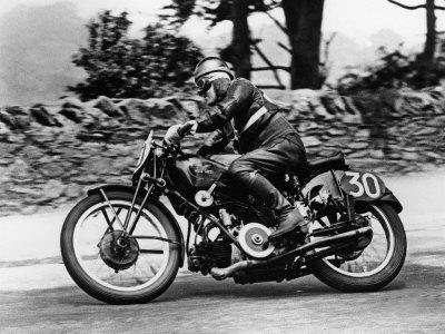 stanley-woods-on-moto-guzzi-in-1935-isle-of-man-senior-tt-race